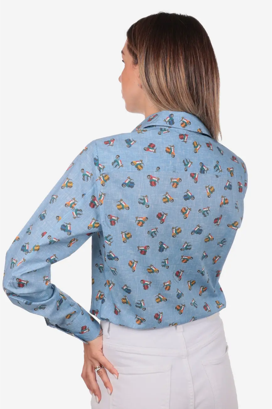 Camicia donna in cotone con fantasia vespette colorate su sfondo azzurro mélange