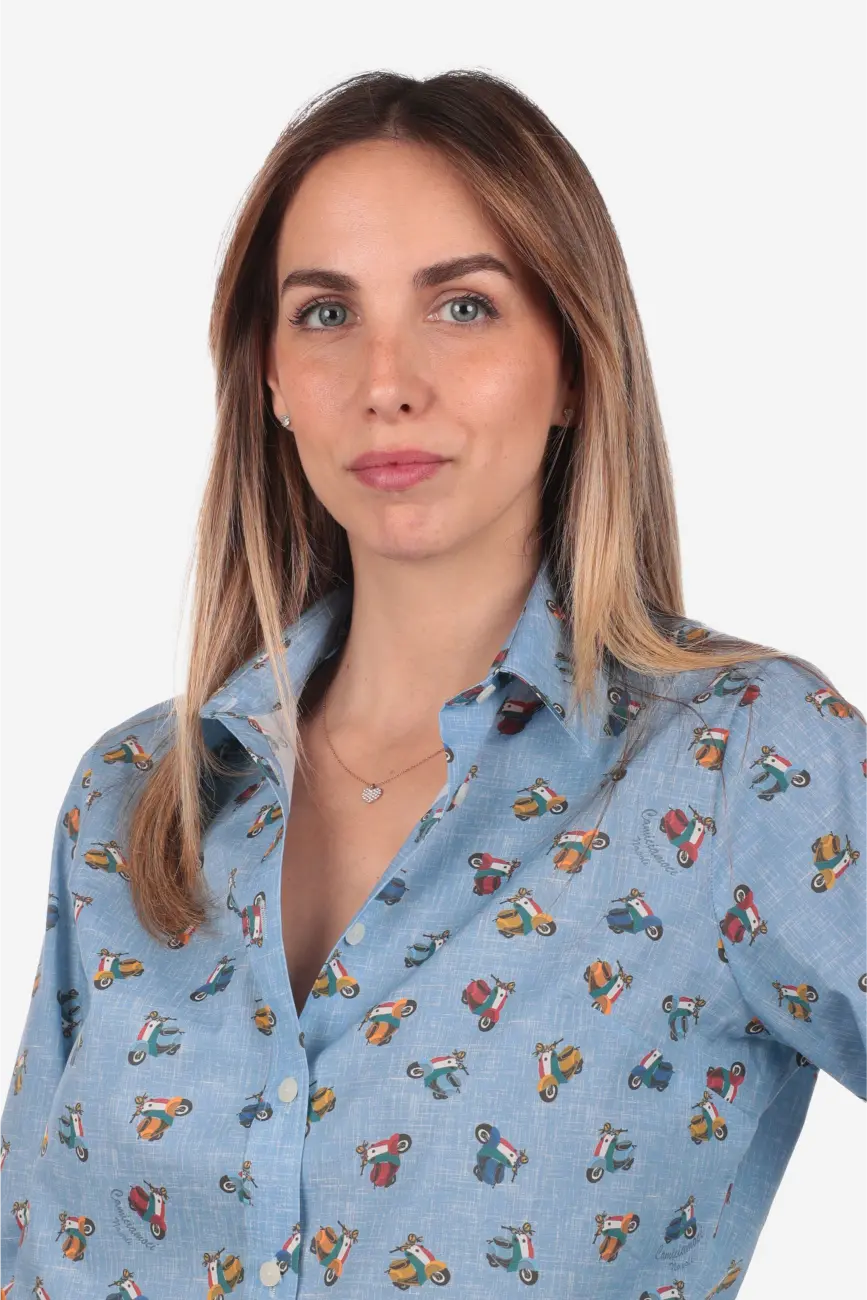 Camicia donna in cotone con fantasia vespette colorate su sfondo azzurro mélange