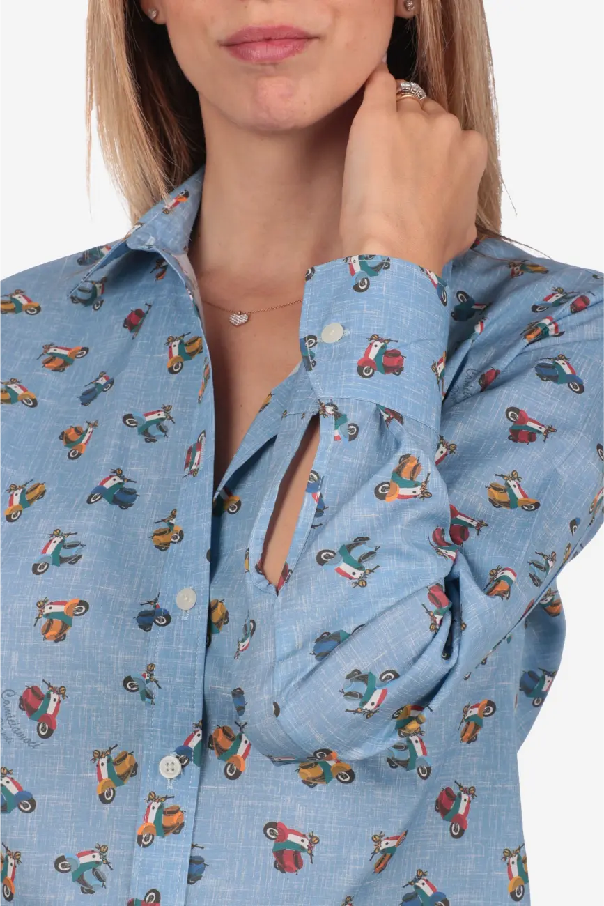 Camicia donna in cotone con fantasia vespette colorate su sfondo azzurro mélange