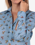 Camicia donna in cotone con fantasia vespette colorate su sfondo azzurro mélange