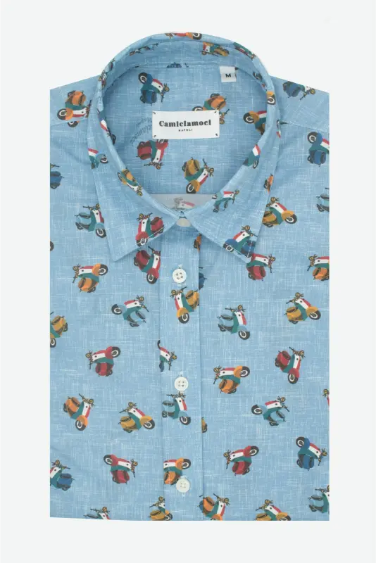 Camicia donna in cotone con fantasia vespette colorate su sfondo azzurro mélange