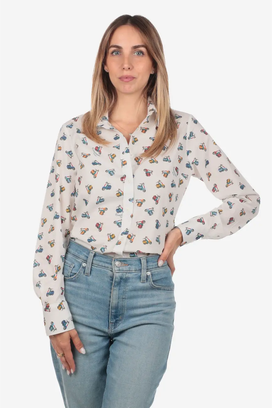 Camicia donna in cotone con fantasia vespette colorate su sfondo bianca