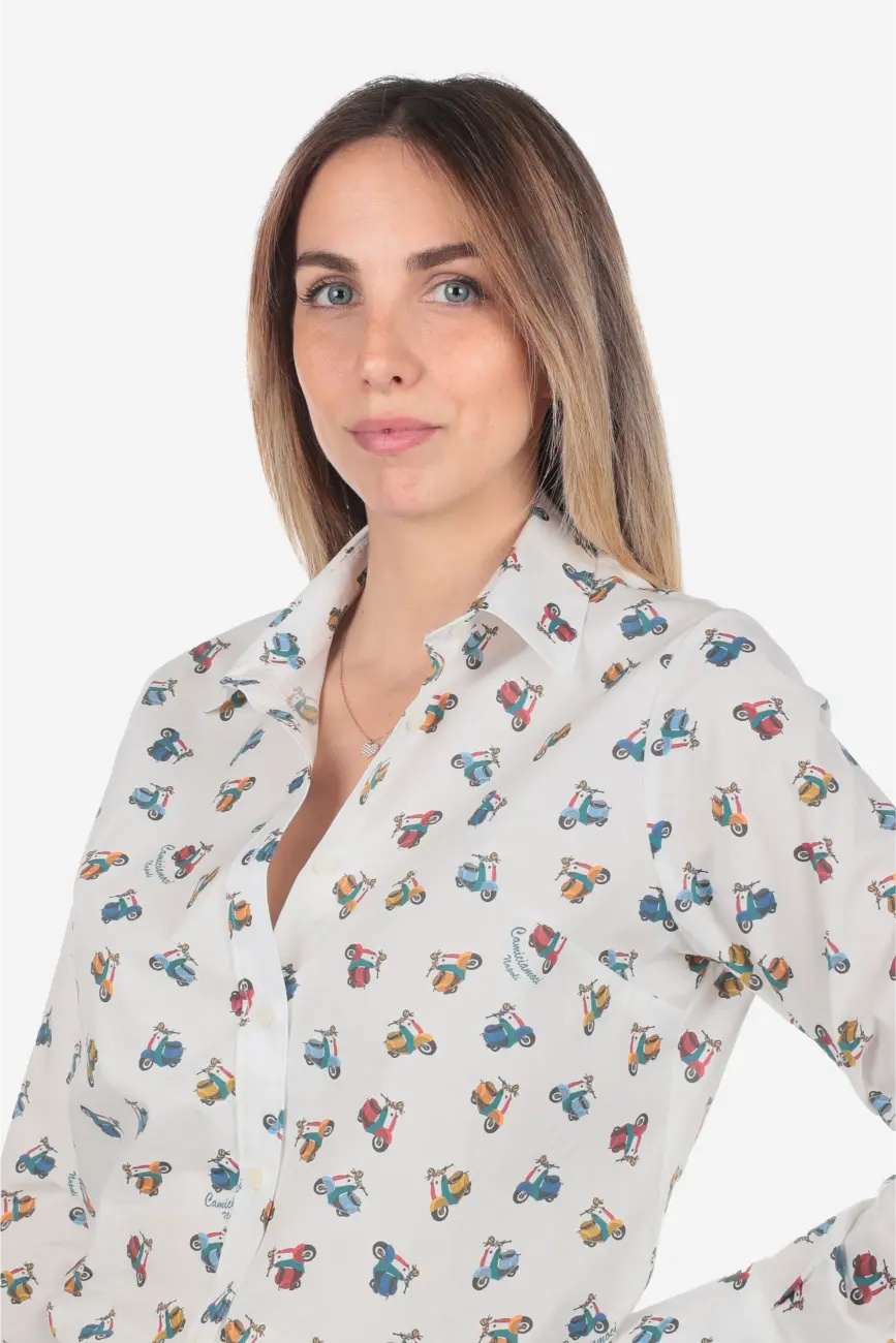 Camicia donna in cotone con fantasia vespette colorate su sfondo bianca