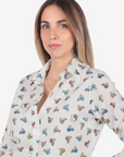 Camicia donna in cotone con fantasia vespette colorate su sfondo bianca