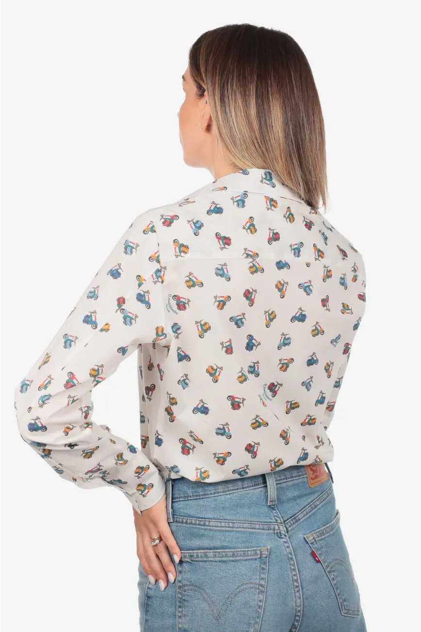 Camicia donna in cotone con fantasia vespette colorate su sfondo bianca