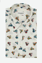 Camicia donna in cotone con fantasia vespette colorate su sfondo bianca