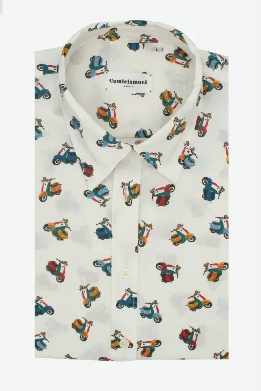 Camicia donna in cotone con fantasia vespette colorate su sfondo bianca