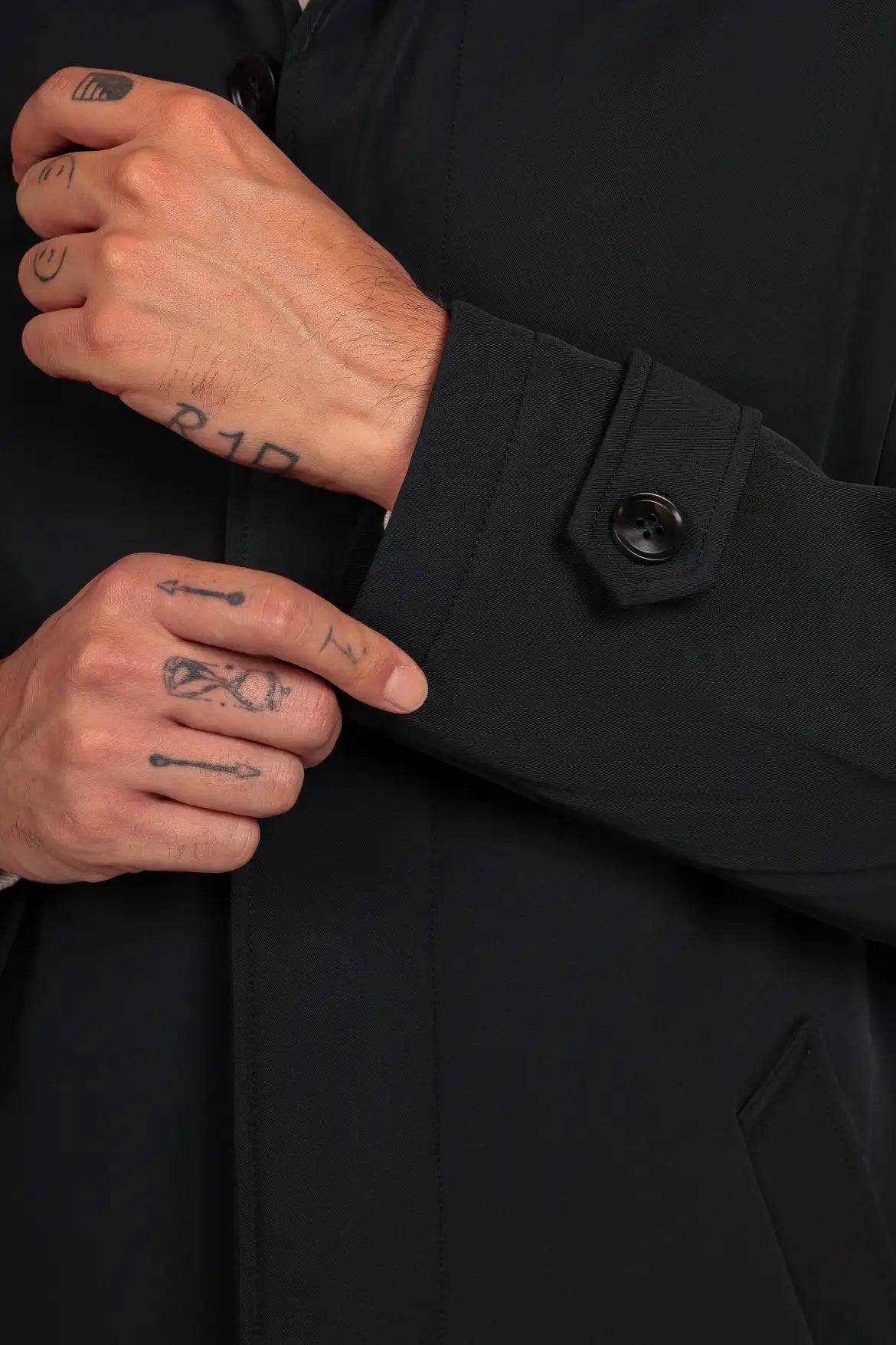 Trench impermeabile con i bottoni