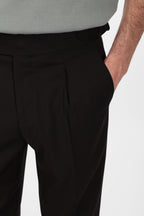 Pantalone con fascia e doppio bottone e pences