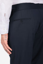 Pantalone con fascia e doppio bottone e pences