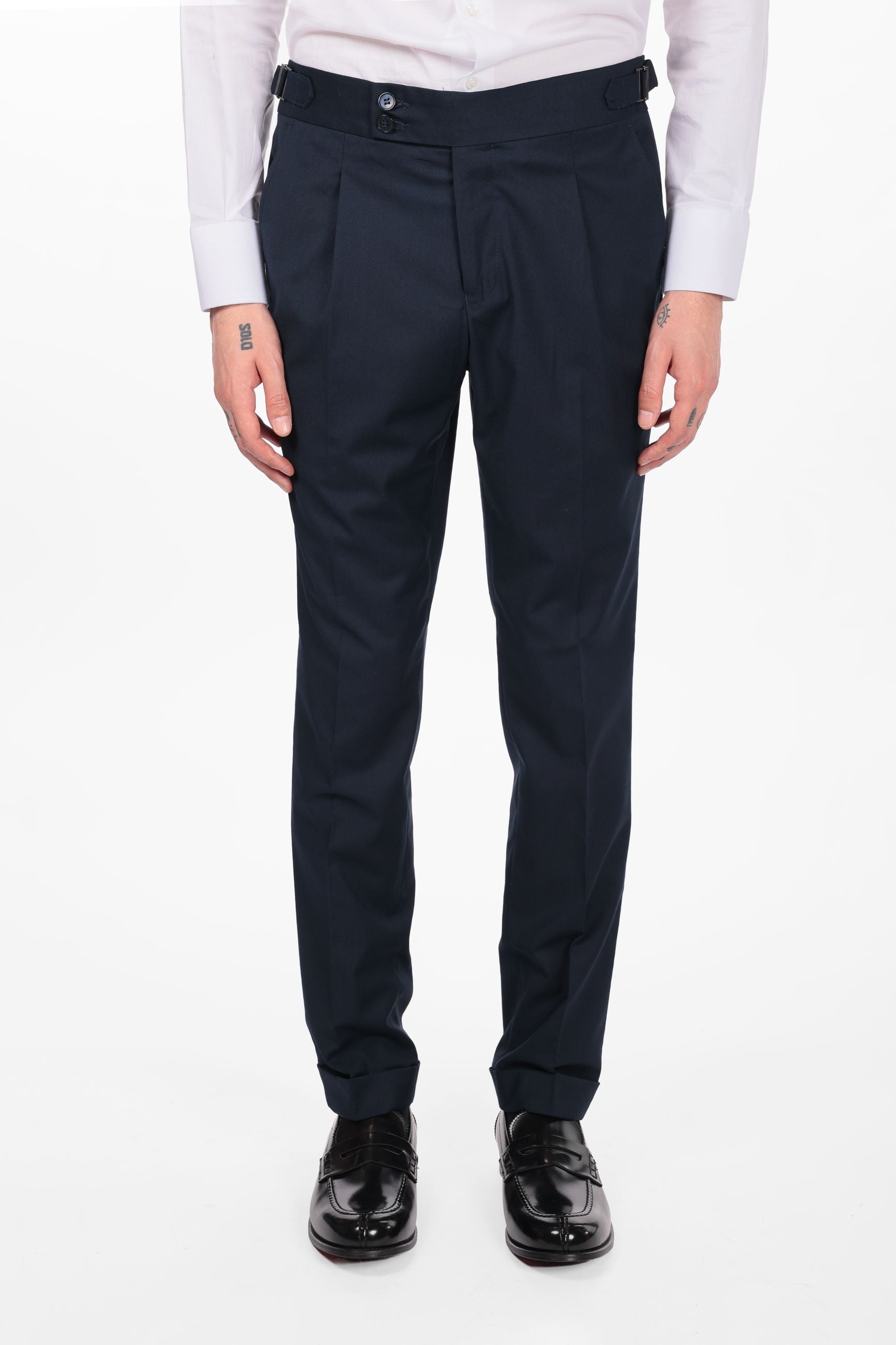 Pantalone con fascia e doppio bottone e pences