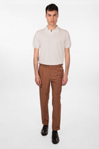 Pantalone con fascia e doppio bottone e pences