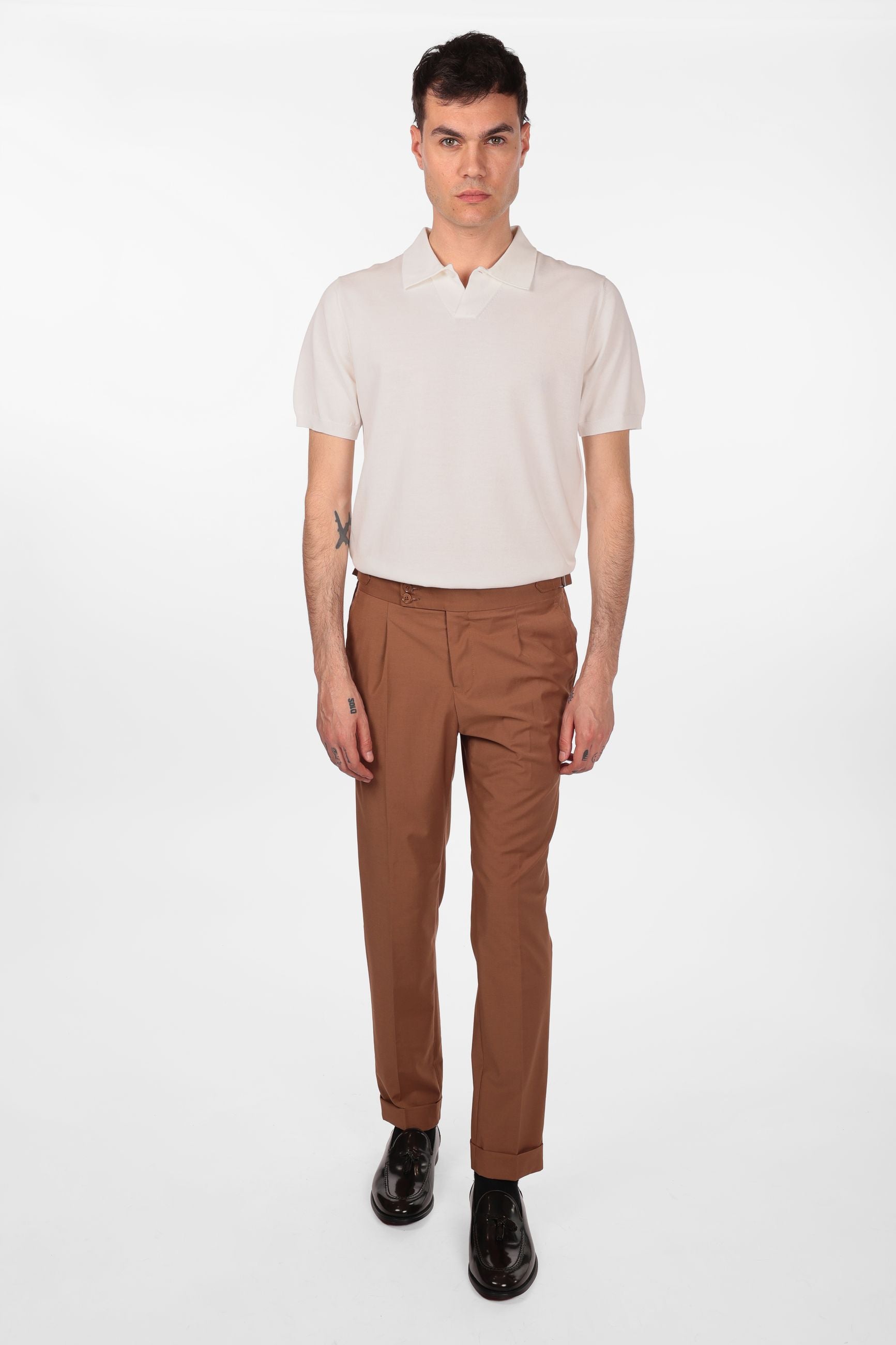 Pantalone con fascia e doppio bottone e pences