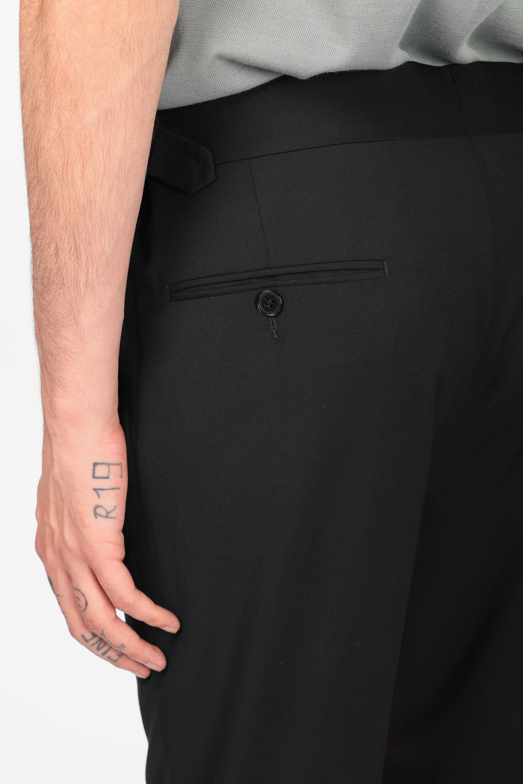 Pantalone con fascia e doppio bottone e pences