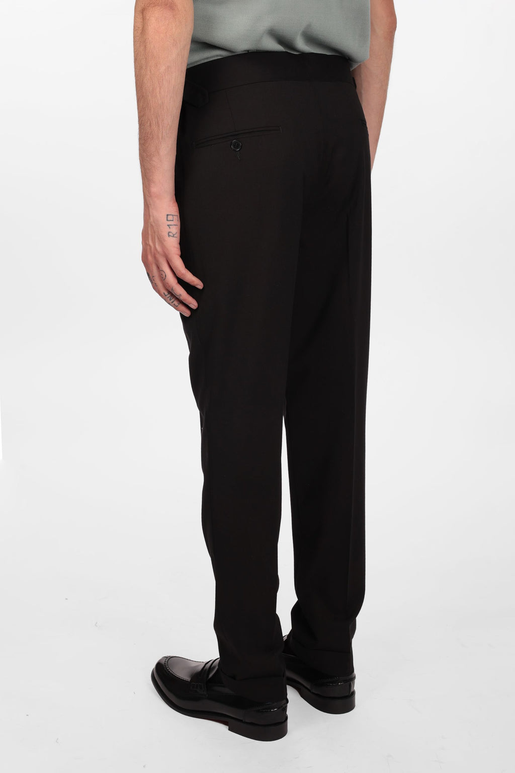 Pantalone con fascia e doppio bottone e pences