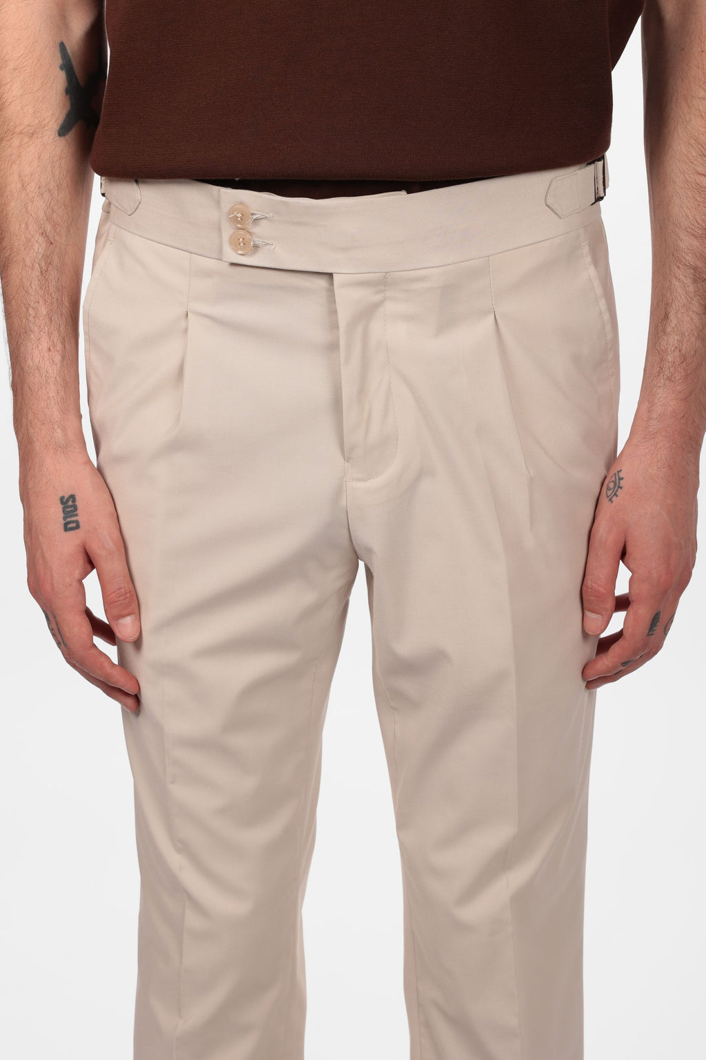 Pantalone con fascia e doppio bottone e pences
