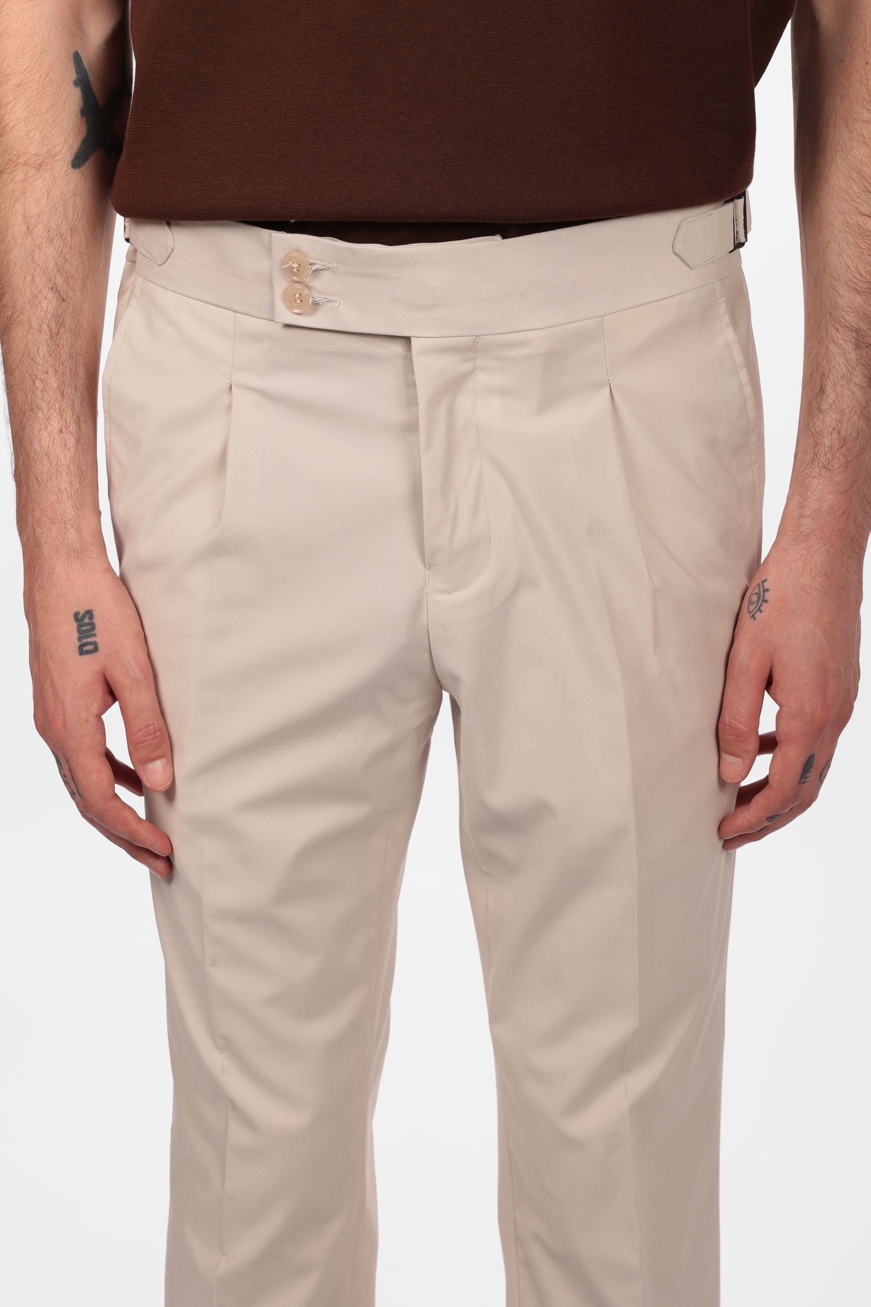 Pantalone con fascia e doppio bottone e pences